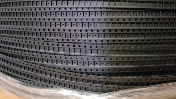El negro grabó en relieve el paquete del portador de la cinta de la prenda impermeable de la bobina