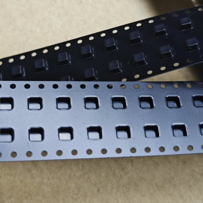 Fabrica de suministro de forma personalizada ABS SMD electrónica grabado cinta portadora y bobina para productos electrónicos